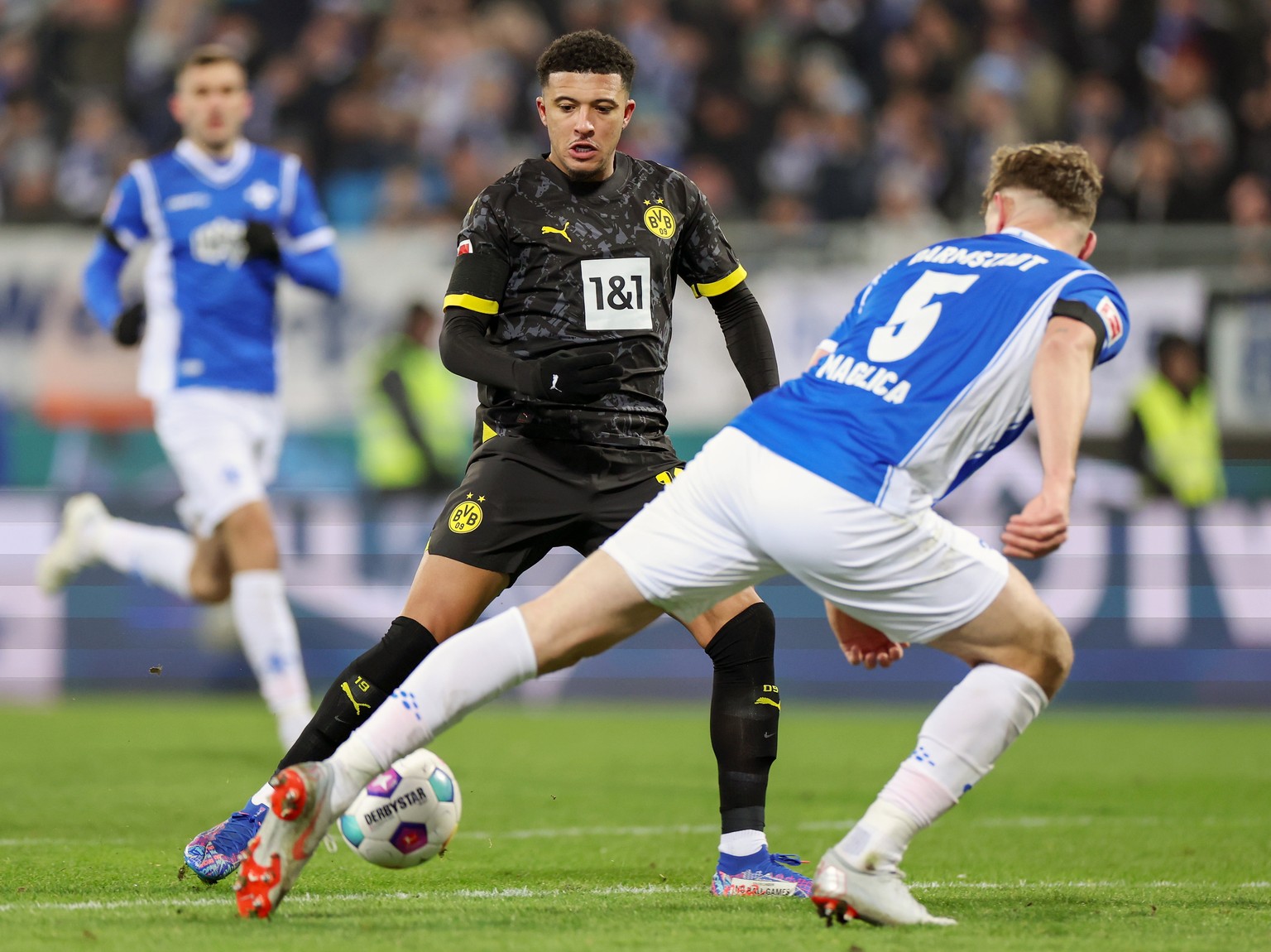 epa11074355 Dortmund&#039;s Jadon Sancho (L) in action against Darmstadt&#039;s Matej Maglica (R) during the German Bundesliga soccer match between SV Darmstadt 98 and Borussia Dortmund in Darmstadt,  ...