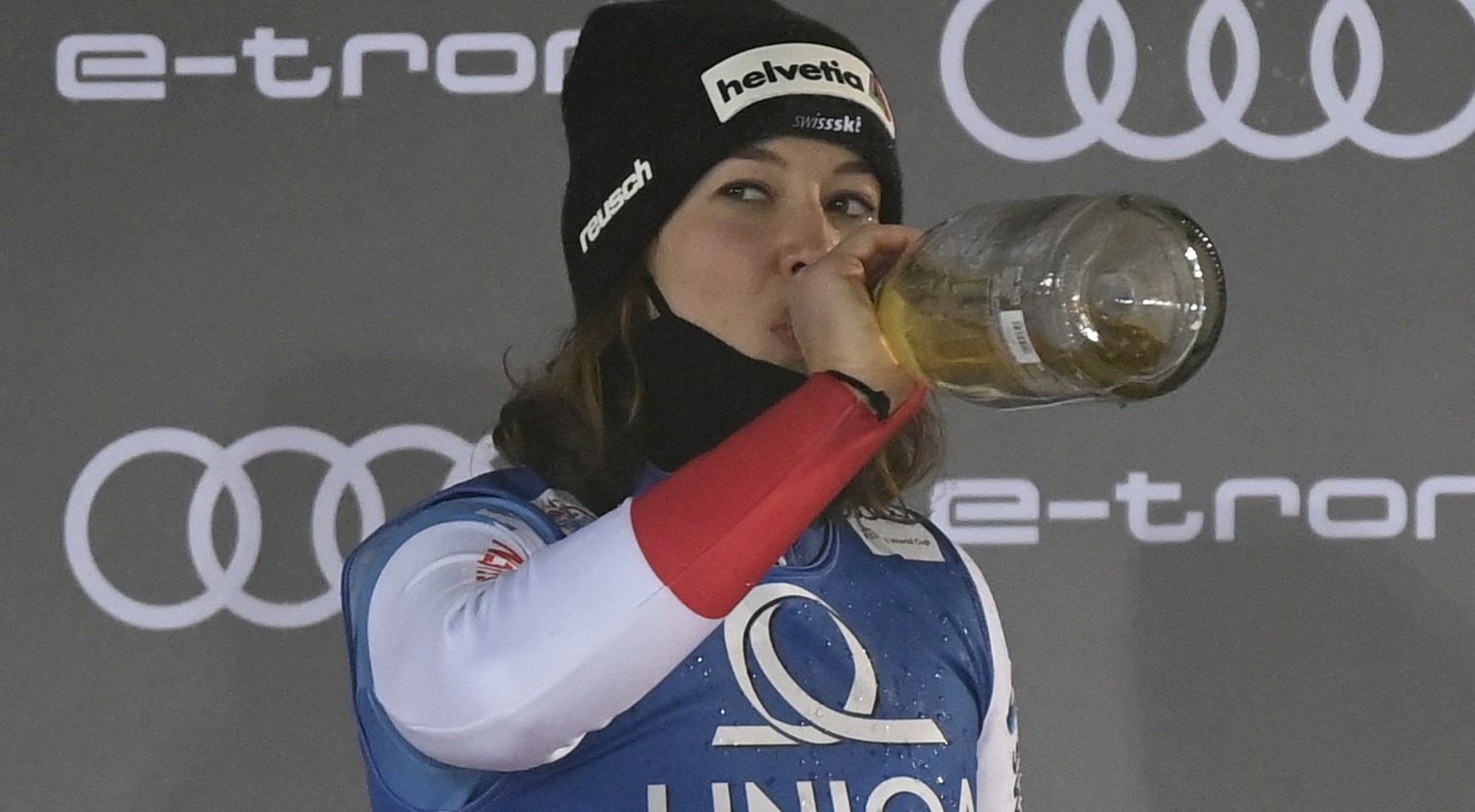 epa08910084 The first placed Michelle Gisin (L) of Switzerland and third placed Mikaela Shiffrin of the USA celebrate after the Women?s Slalom race at the FIS Alpine Skiing World Cup in Semmering, Aus ...