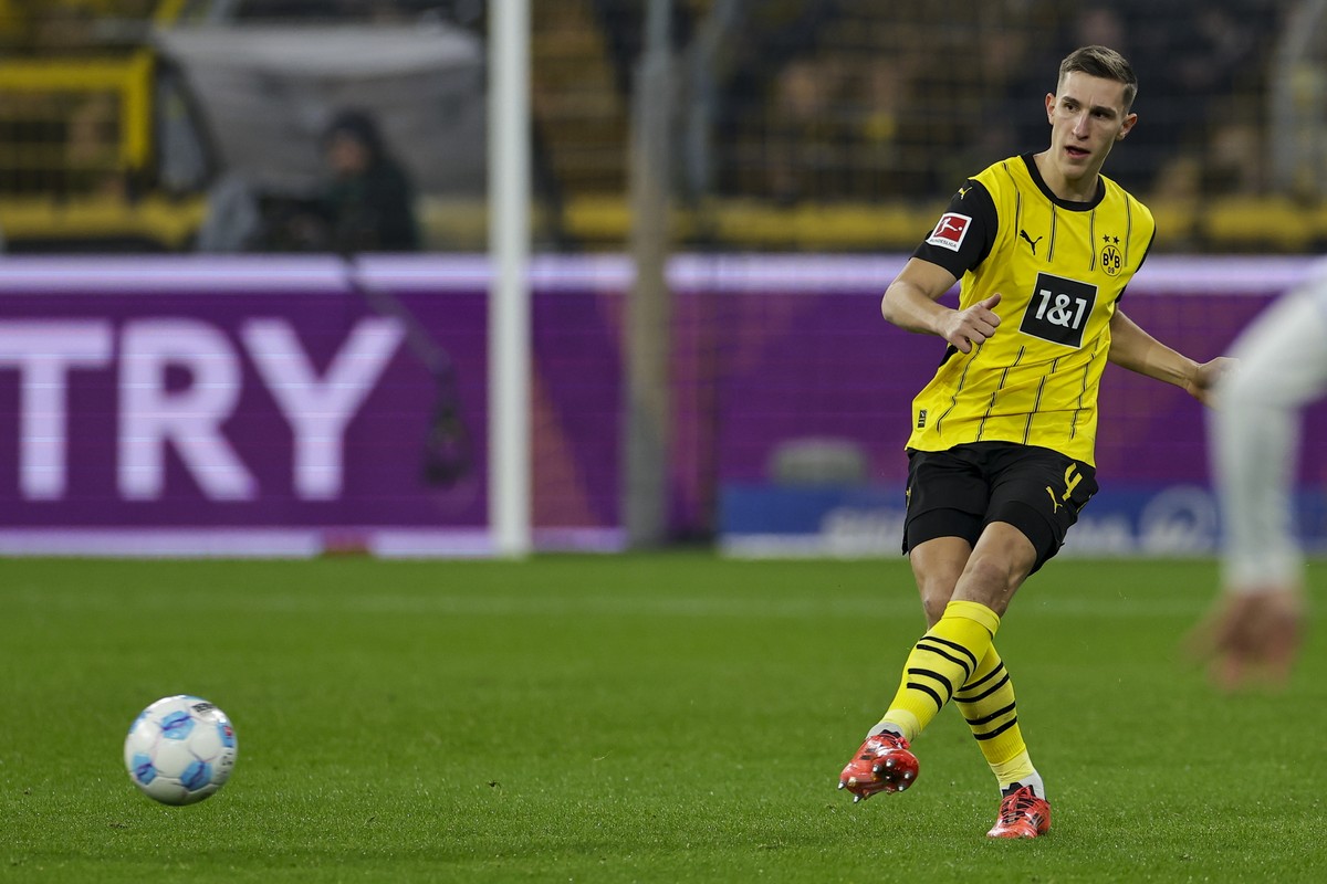 epa11778886 Nico Schlotterbeck of Dortmund in action during the German Bundesliga soccer match between Borussia Dortmund and TSG Hoffenheim in Dortmund, Germany, 15 December 2024. EPA/CHRISTOPHER NEUN ...