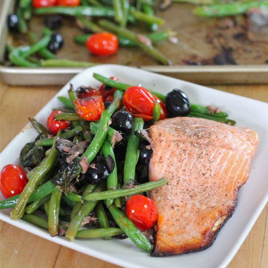 lachs aus dem ofen mit bohnen, oliven, tomaten sardellen jamie oliver essen food fisch gemüse https://www.eatgood4life.com/jamie-olivers-baked-salmon/