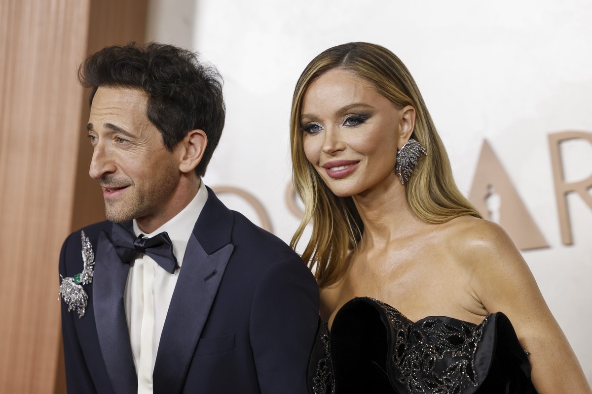 epa11936421 American actor Adrien Brody (L) and Georgina Chapman arrive on the red carpet during the 97th annual Academy Awards ceremony at the Dolby Theatre in the Hollywood neighborhood of Los Angel ...