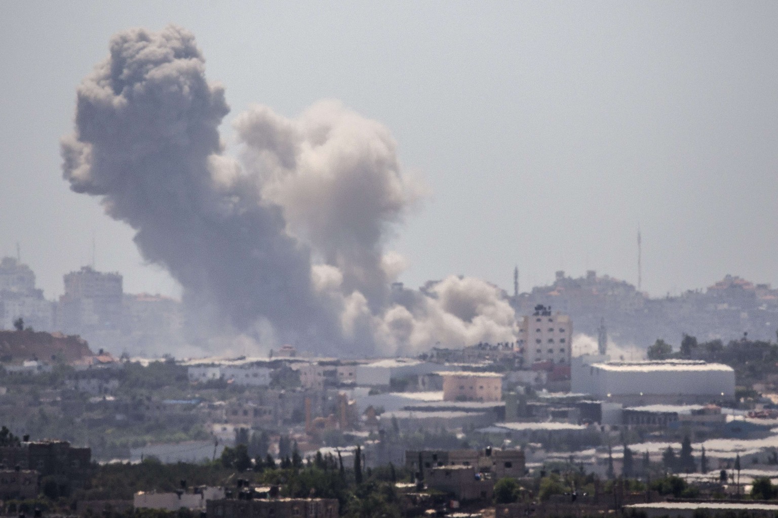 Unerbittlich bombardiert Israel den Gazastreifen. Allein seit Dienstag wurden 1100 Ziele beschossen.