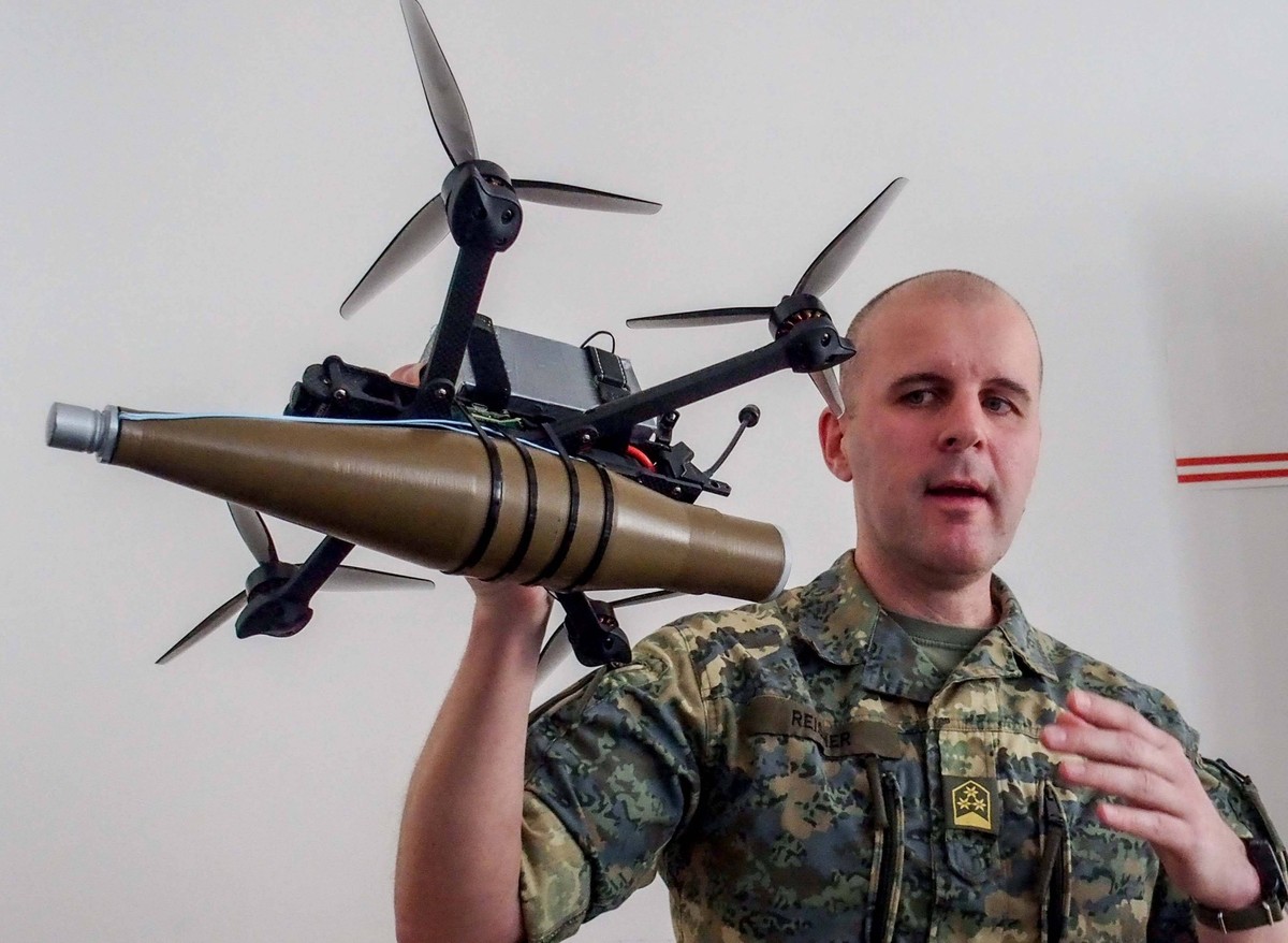 Markus Reisner, colonel de l’armée autrichienne et historien, évoque les importantes évolutions de la guerre en Ukraine. La guerre en Ukraine accélère le développement et l’utilisation des drones, du  ...