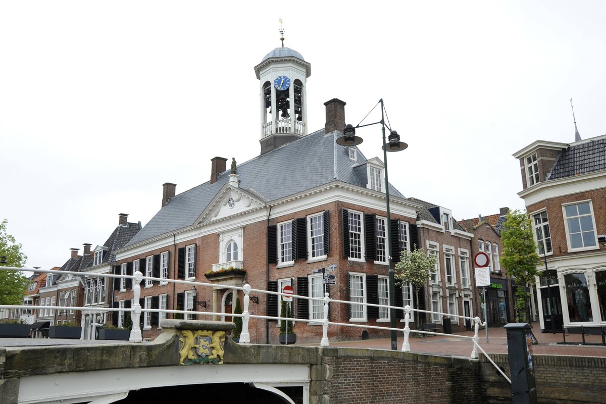 Dokkum is een stad in de Nederlandse gemeente Dongeradeel en telt ongeveer 13 000 inwoners. Dokkum is gelegen op de grens tussen de Kleistreek en de Friese Wouden, in het noordoosten van de provincie  ...