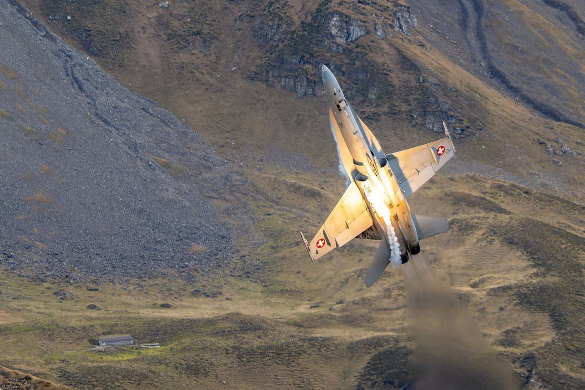 Die Schweizer Armee präsentiert eine F/A-18 auf der Axalp.