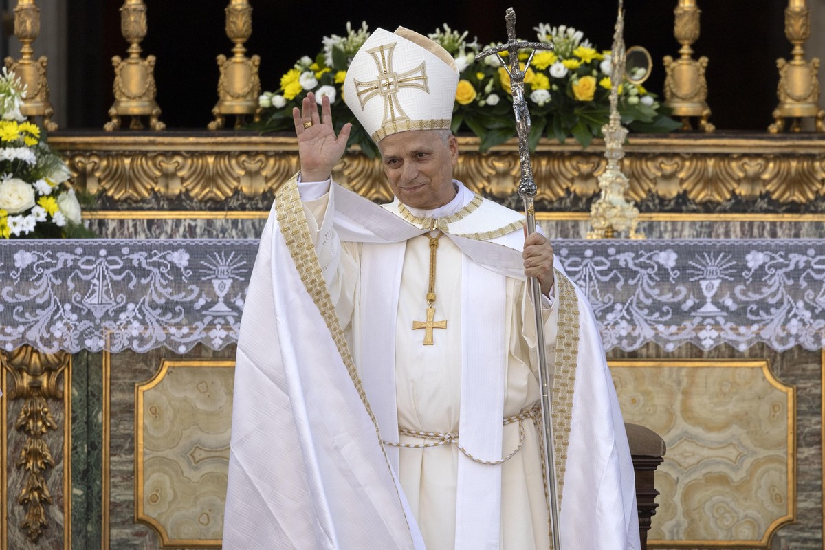 epa12191597 Pope Leo XIV during the traditional Eucharistic procession to the Basilica of Saint Mary Major in Rome, Italy, 22 June 2025, after mass on the Solemnity of the Most Holy Body and Blood of  ...