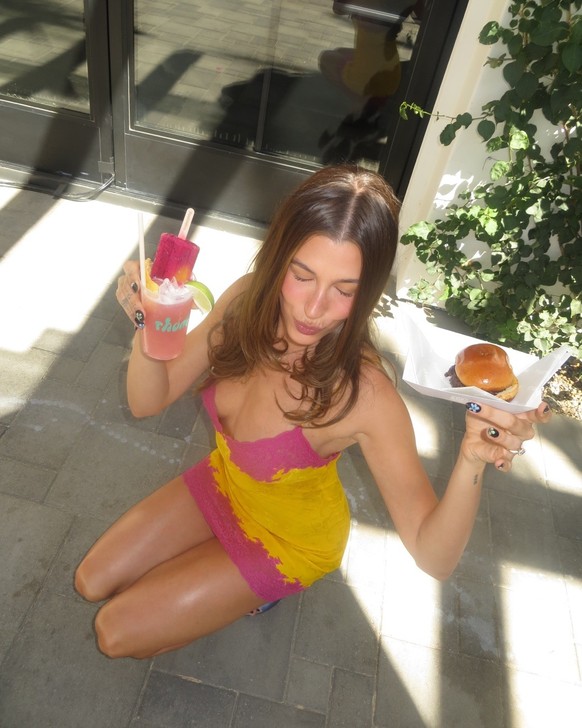 Hailey Bieber am Coachella 2026

https://www.instagram.com/p/DXDpiRiDI2Z/?img_index=1