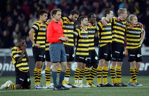 Die Berner Spieler waehrend dem Penaltyschiessen im Halbfinalspiel des Schweizer Fussball Cup zwischen den Berner Young Boys und dem FC Basel, am Donnerstag 16. April 2009 im Stade de Suisse in Bern.  ...