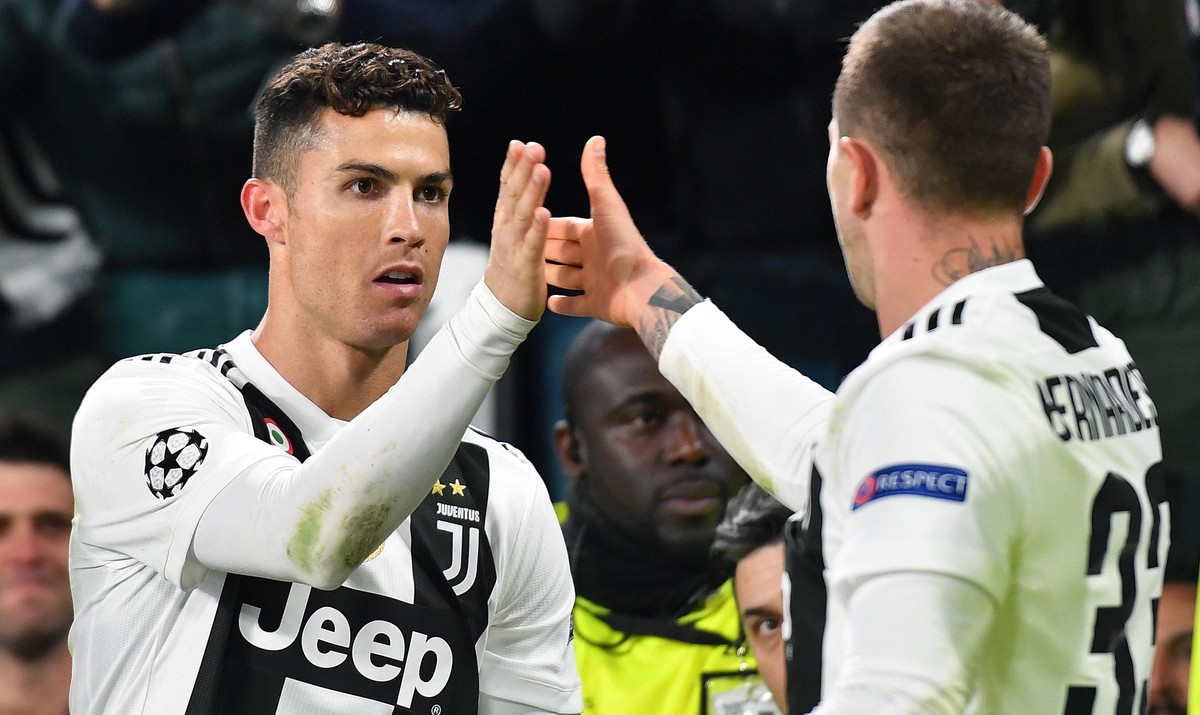 epa07432517 Juventus' Cristiano Ronaldo (L) jubilates with his teammate Federico Bernardeschi after scoring on penalty the goal (3-0) during the UEFA Champions League round of 16 second leg socce ...