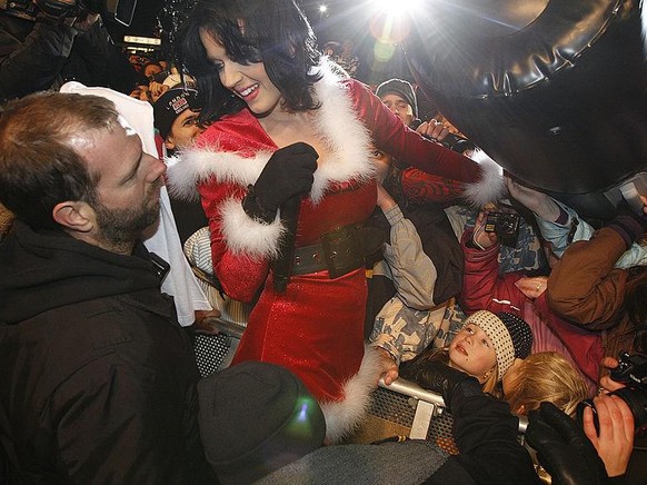 Katy Perry Kicks Off Ischgl Winter Season
ISCHGL, AUSTRIA - NOVEMBER 28: Singer Katy Perry performs during the ski winter opening on November 28, 2009 in Ischgl, Austria. (Photo by Goran Gajanin/Getty ...