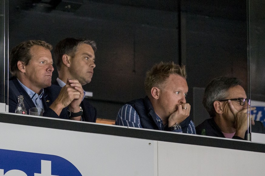 Der neue EHC Kloten Cheftrainer Kevin Schlaepfer, von links, EHC Kloten CEO Matthias Berner, Verwaltungsratsmitglied Mike Schaelchli und Praesident Hans-Ulrich Lehmann in der Loge waehrend dem Eishock ...