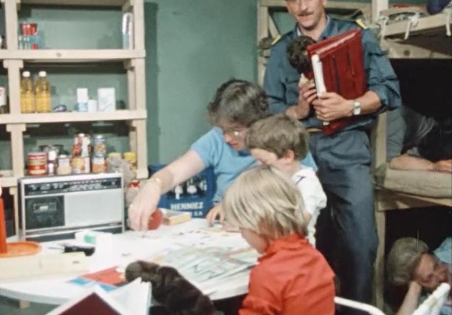 Screenshot aus dem Informationsfilm des Bundesamts für Zivilschutz «Das Leben im Schutzraum», 1984.
https://www.historic.admin.ch/media/video/71258f8d-9381-49cb-8522-cb5d148cf8f4