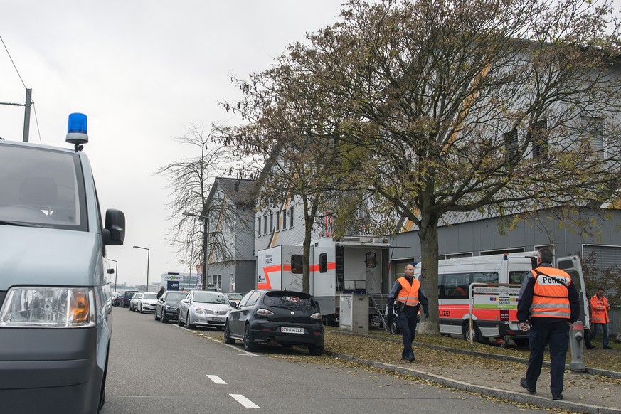 Polizei-Razzia in der An&#039;Nur-Moschee in Winterthur, am Mittwoch, 2. November 2016. 
Am fruehen Mittwochmorgen hat die Kantonspolizei Zürich zusammen mit der Stadtpolizei Winterthur die An&#039;N ...