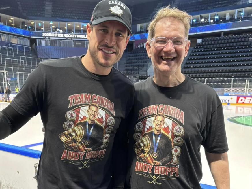 Ein treuer Wegbegleiter: Andy Hüppi (r.) zusammen mit dem kanadischen Superstar Sidney Crosby - inklusive Abschieds-Shirt.