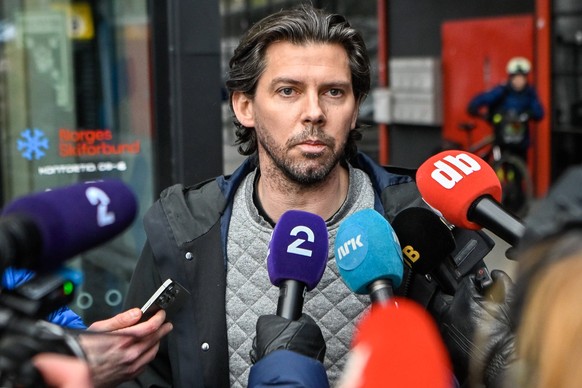 Norsk juks i hoppkonkurranse Oslo 20250310. Den suspenderte hopplandslagstreneren Magnus Brevig moter pressen utenfor Skiforbundets kontorer. Brevig og servicetekniker Adrian Livelten er suspendert et ...