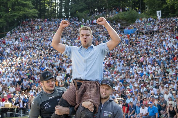 Adrian Walther feiert den Festsieg nach dem Schlussgang gegen Werner Schlegel am traditionellen Bruenig Schwingfest auf dem Bruenig Pass vom Sonntag, 31. Juli 2022. (KEYSTONE/Urs Flueeler).