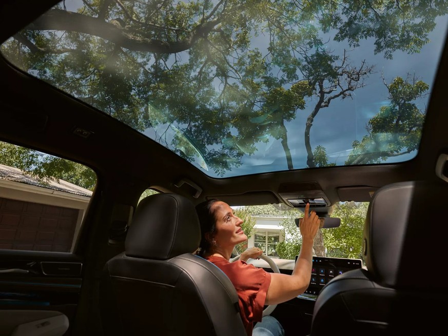 A large, electronically dimmable panorama roof is available as an option.