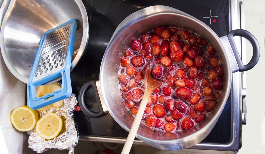 confitüre jam konserve selbstgemacht hausgemacht kochen essen food beeren zucker zitrone