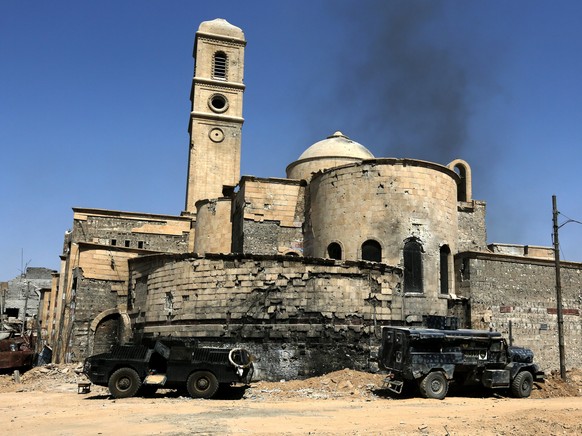 epa06068239 Iraqi forces stand next to a church in the old city area, western Mosul, Iraq, 05 July 2017. Iraqi security forces are in the final stages of the battle to retake Mosul, in an operation th ...