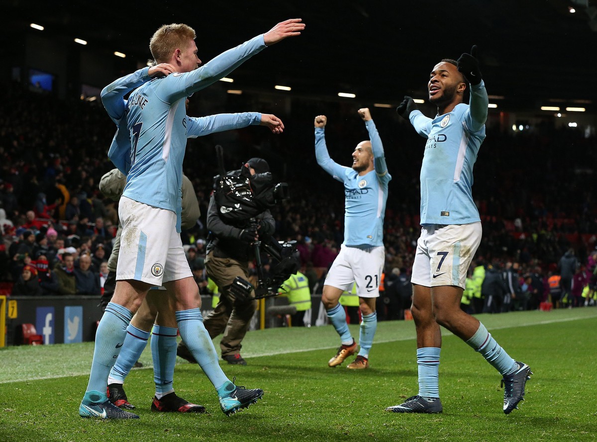 epa06381905 Manchester City's players celebrate after the English premier league soccer match between Manchester united and Manchester City at Old Trafford Stadium in Manchester, Britain, 10 Dece ...