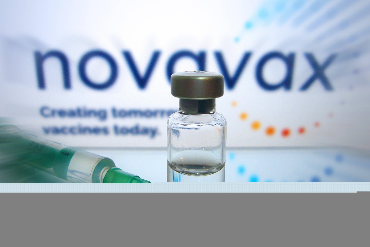 Novavax Ampulle mit Impfstoff