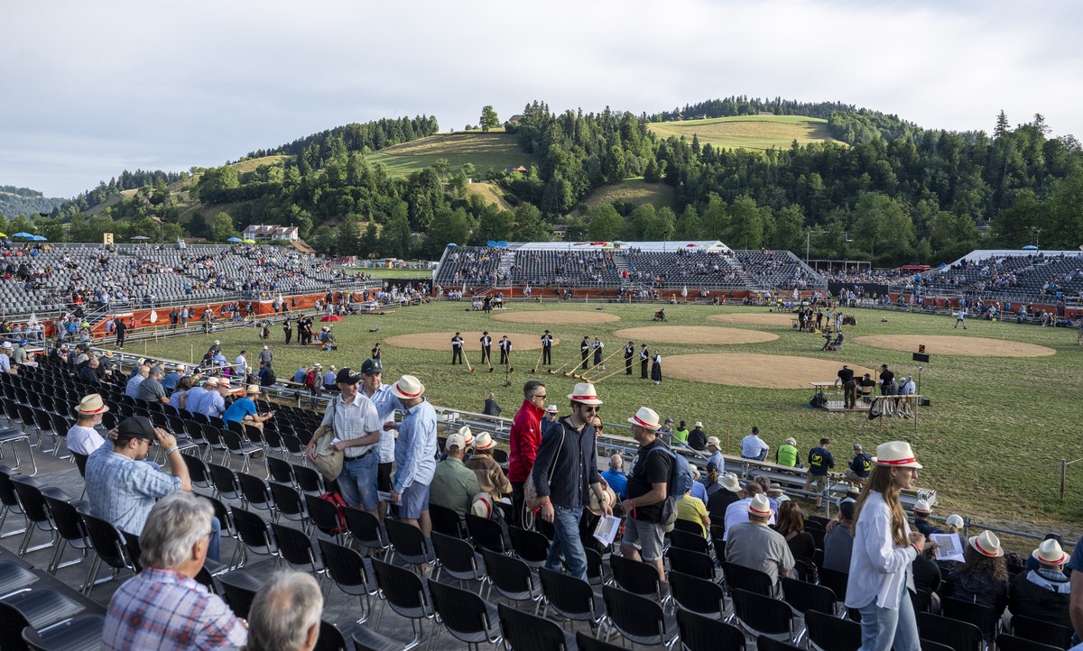Es ist angerichtet vor dem ersten Gang am Emmentalischen Schwingest, am Sonntag, 6. Juli 2025, in Langnau. (KEYSTONE/Peter Schneider)