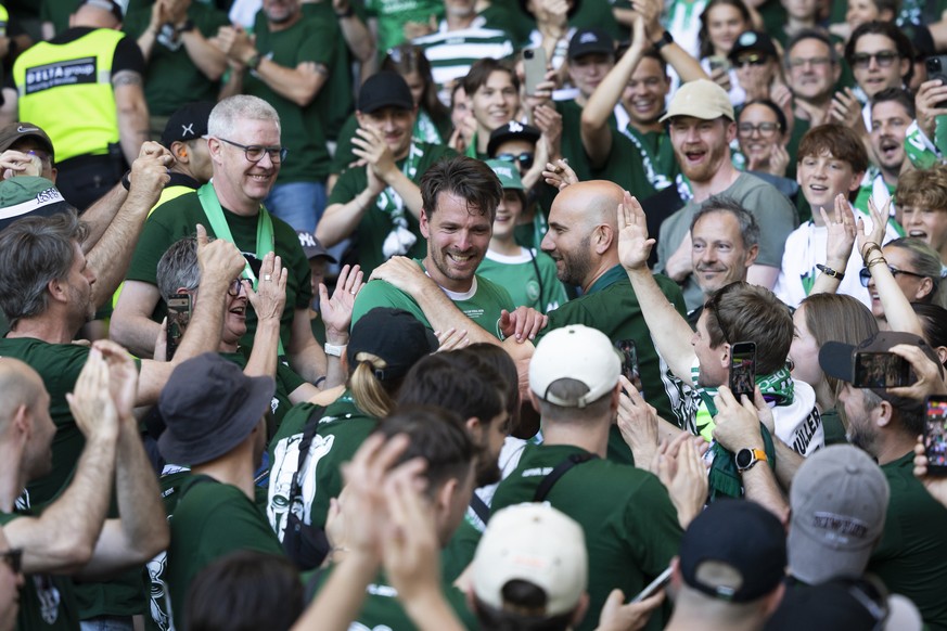Lukas Goertler (FCSG) wird von den Fans gefeiert, nach dem Schweizer Fussball Cup Final zwischen dem FC Stade Lausanne-Ouchy und FC St. Gallen, am Sonntag, 24. Mai 2026, im Stadion Wankdorf in Bern. ( ...