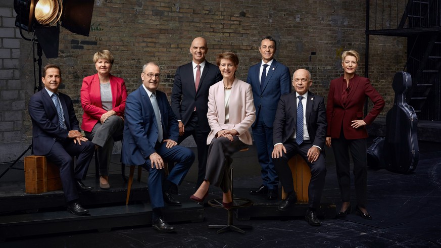 HANDOUT - Das offizielle Bundesratsfoto 2020 mit Bundeskanzler Walter Thurnherr und den Bundesraeten Viola Amherd, Guy Parmelin, Alain Berset, Simonetta Sommaruga, Ignazio Cassis, Ueli Maurer und Kari ...