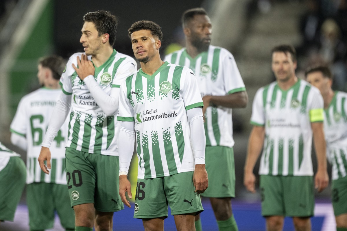 epa11746207 Chima Okoroji (C) of FCSG reacts after the UEFA Europa Conference League soccer match between FC St. Gallen and TSC Backa Topola, in St. Gallen, Switzerland, 28 November 2024. EPA/ENNIO LE ...