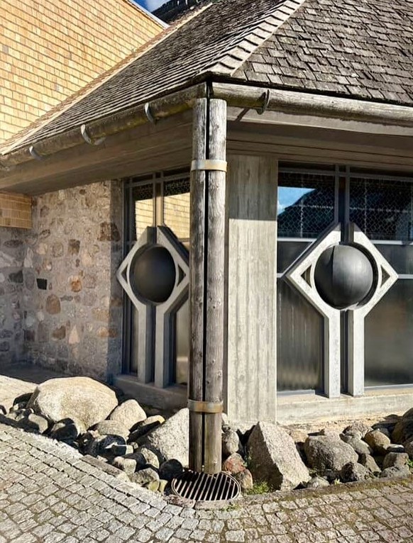 Sexy gutters - sexy Dachrinnen 
https://www.instagram.com/sexygutters/