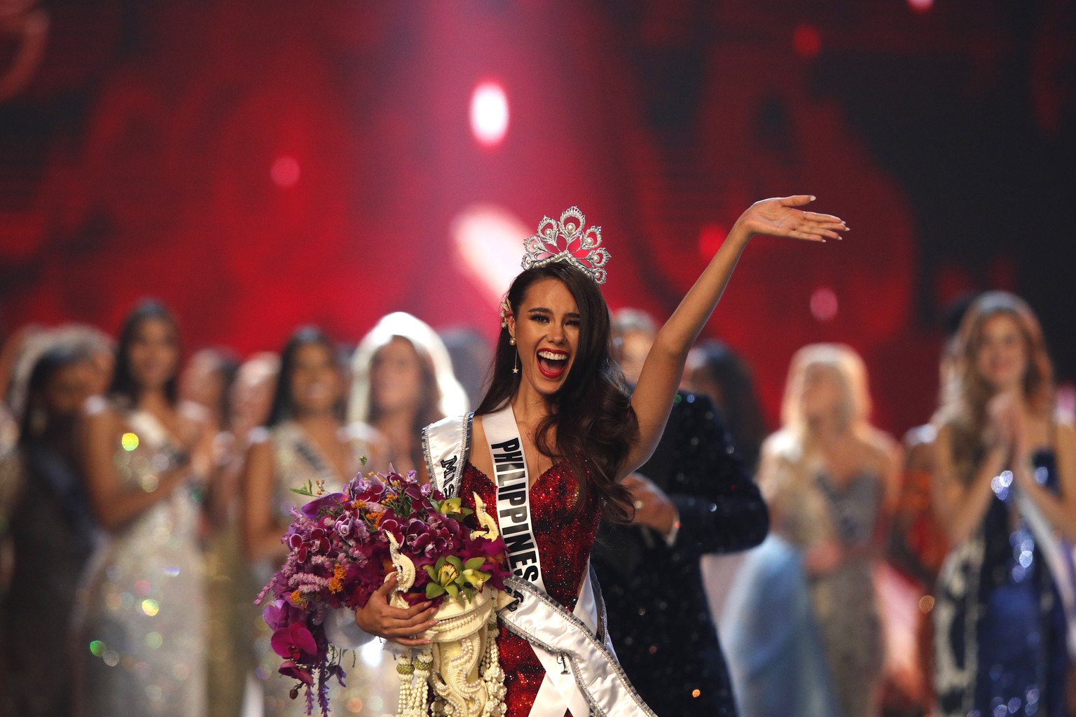 epa07236457 The new Miss Universe 2018 Catriona Gray of the Philippines jubilates after being crowned during the Miss Universe 2018 beauty pageant at Impact Arena in Bangkok, Thailand, 17 December 201 ...