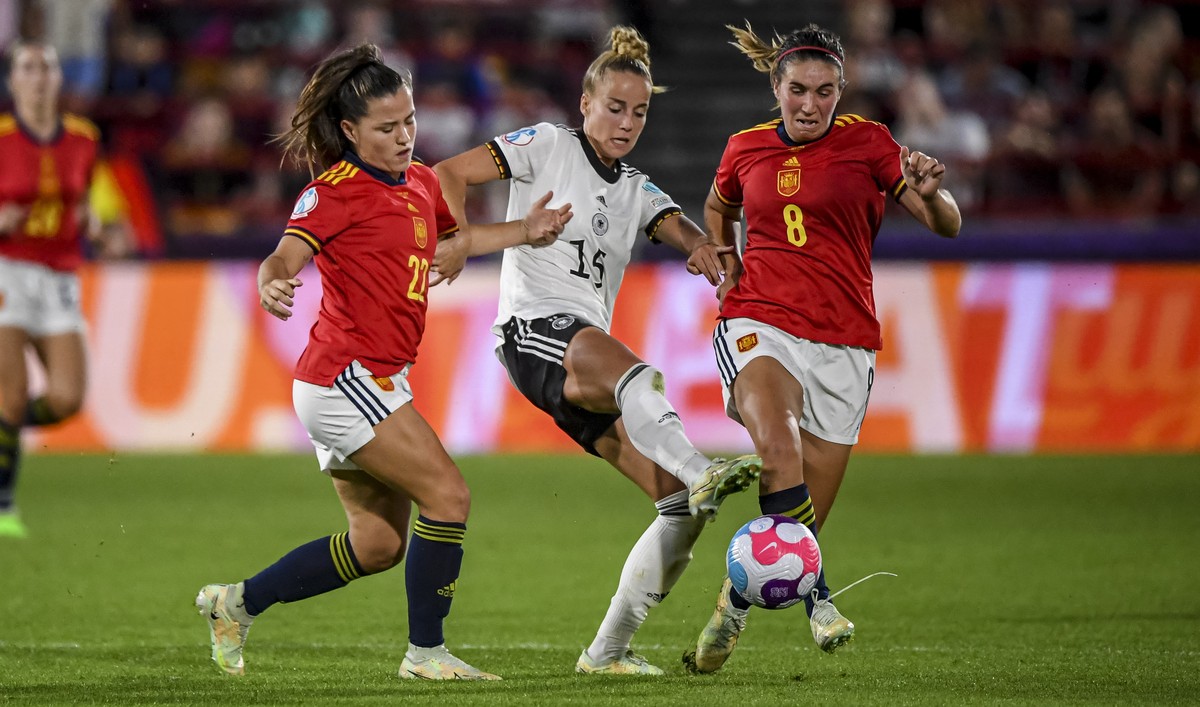 epa10067729 Claudia Pina (L) and Mariona Caldentey (R) of Spain in action against Giulia Gwinn of Germany (C) during the UEFA Women's EURO 2022 group B soccer match between Germany and Spain in L ...