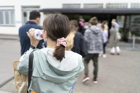 Schlange vor dem Impfzentrum für Kinder und Jugendliche von 12 bis 15 Jahren am Zürcher Kinderspital.