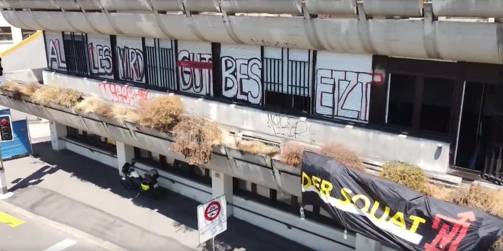 Besetzerinnen und Besetzer nehmen in der Nacht die alte Post in Wipkingen in Beschlag. Es handelt sich um das gleiche Kollektiv, das letzten Herbst das Kesselhaus an der Limmat besetzt hatte. Der Quar ...