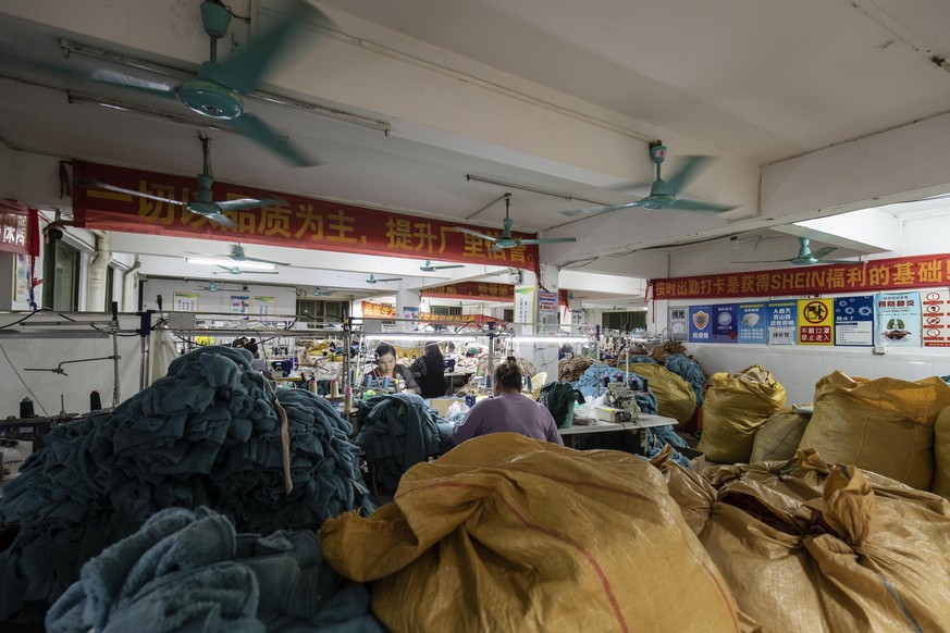 In ehemaligen Wohnhäusern in Nancun Village arbeiten Näherinnen und Näher bis tief in die Nacht.