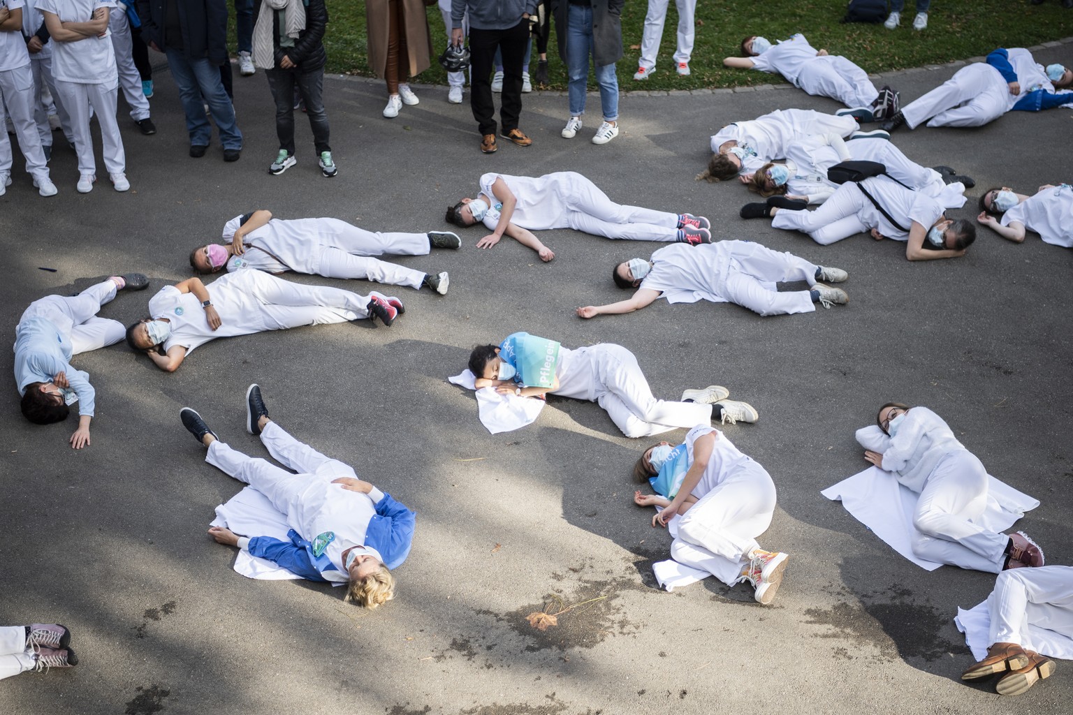 Frauen und Maenner aus dem Pflegebereich demonstrieren fuer bessere Arbeitsbedingungen und werben fuer die Abstimmung der Pflegeinitiative am Zurcher Unispital, USZ, aufgenommen am Dienstag, 26. Oktob ...