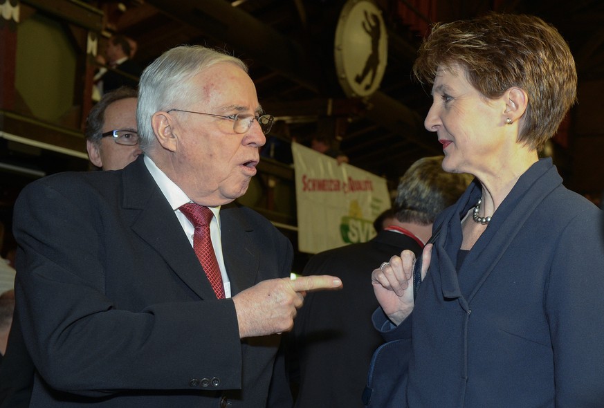 Alt Bundesrat Christoph Blocher, links, und Bundespraesidentin Simonetta Sommaruga, rechts, im Gespraech an der der 25. Albisguetlitagung in Zuerich am Freitag, 16. Januar 2015. (KEYSTONE/Walter Bieri ...