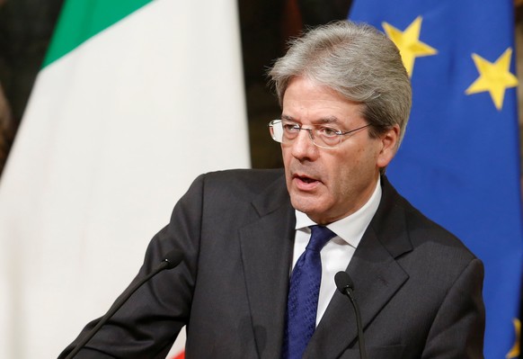 Italy&#039;s Prime Minister Paolo Gentiloni attends a joint news conference with his Japanese counterpart Shinzo Abe at the end of a meeting at Chigi Palace in Rome, Italy March 21, 2017. REUTERS/Remo ...