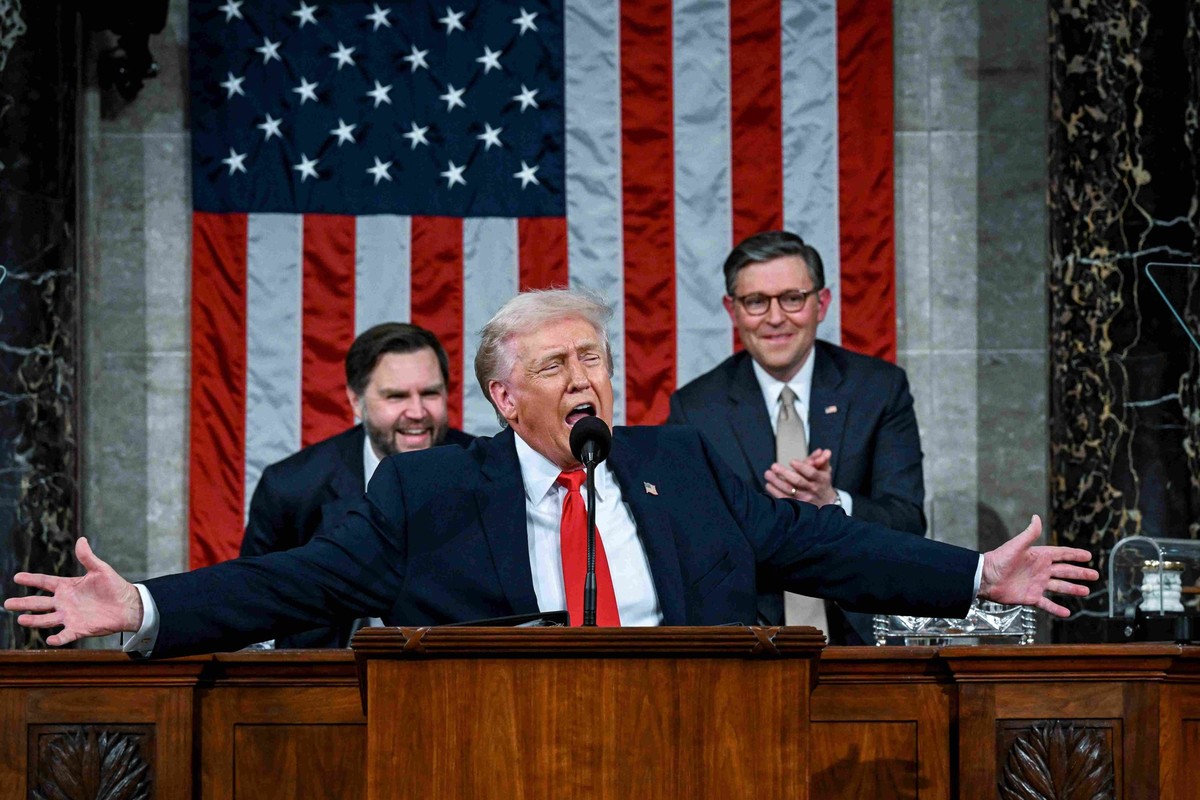 Donald Trump prononce ici le premier discours sur l'état de l'Union de son second mandat devant une session conjointe du Congrès dans la Chambre des représentants du Capitole à Washington, D ...