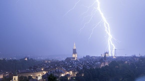 ARCHIV -- Blitze ueber Bern am 27. Juni 2017. Ein Team um Farhad Rachidi von der ETH Lausanne (EPFL) hat eine Methode entwickelt, um Blitzeinschlaege für die naechsten 10 bis 30 Minuten in einem Radiu ...