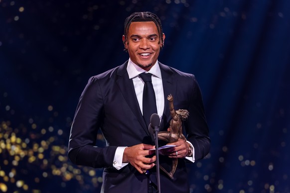 Manuel Akanji, Fussball, erhaelt den Preis als MVP des Jahres 2023 an der Verleihung der Sports Awards 2023 am Sonntag, 10. Dezember 2023 in Zuerich. (KEYSTONE/Philipp Schmidli)