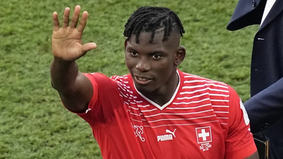 Switzerland&#039;s Breel Embolo greets supporters at the end of during the World Cup group G soccer match between Switzerland and Cameroon, at the Al Janoub Stadium in Al Wakrah, Qatar, Thursday, Nov. ...