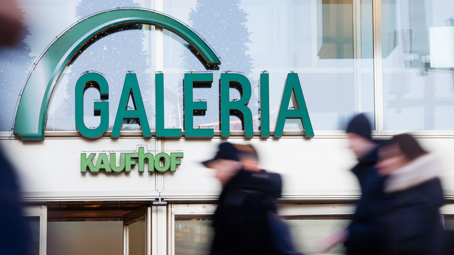 epa11066128 People pass by the Galeria Kaufhof logo of the branch at Alexanderplatz square in Berlin, Germany, 09 January 2024. The department store group Galeria Karstadt Kaufhof has filed for insolv ...