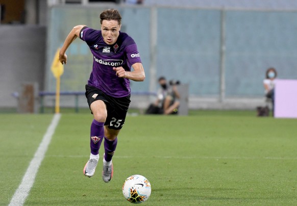 epa08502705 Fiorentina&#039;s midfielder Federico Chiesa in action during the Italian Serie A soccer match between ACF Fiorentina and Brescia Calcio at the Artemio Franchi stadium in Florence, Italy,  ...