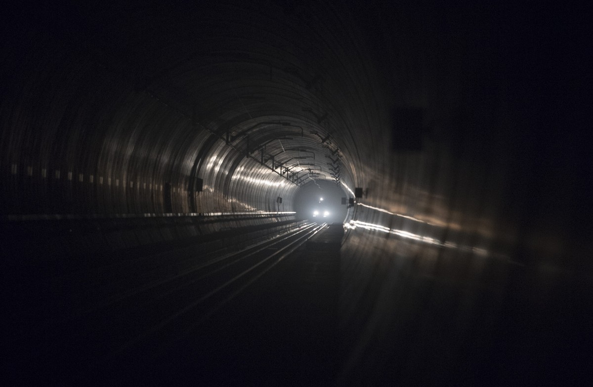 Ein Zug durchquert den NEAT Basistunnel bei Amsteg, beobachtet vom neusten Erlebnisfenster beim NEAT Zwischenangriffsstollen bei Amsteg am Freitag, 27. Januar 2017. Das Erlebnisfenster gehoert zur neu ...