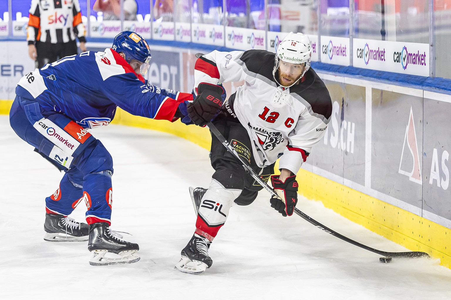 Christian Marti (ZSC), links, kaempft um den Puck mit Michael Raffl (LHC) im dritten Playoff Final Eishockeyspiel der National League zwischen den ZSC Lions und Lausanne HC, am Samstag, 20. April 2024 ...