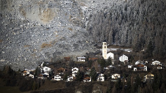 epaselect epa12552738 A view of the large rockslide above the village Brienz-Brinzauls, Switzerland, 27 November 2025. The village has been evacuated again since November 2024 due to the threat of a l ...