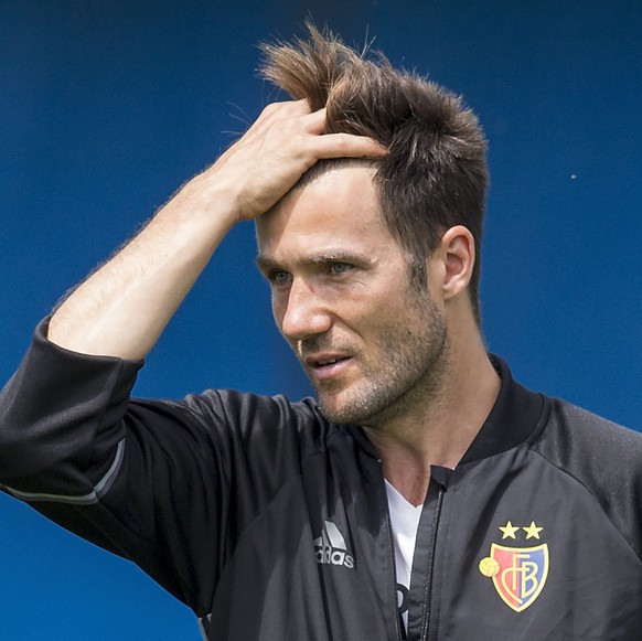 Der Basler Trainer Raphael Wicky waehrend der Trinkpause im Fussball Testspiel der zwischen dem Super League Club FC Basel 1893 (FCB) und dem Challenge League Club Neuchatel Xamax FCS, im Nachwuchs-Ca ...