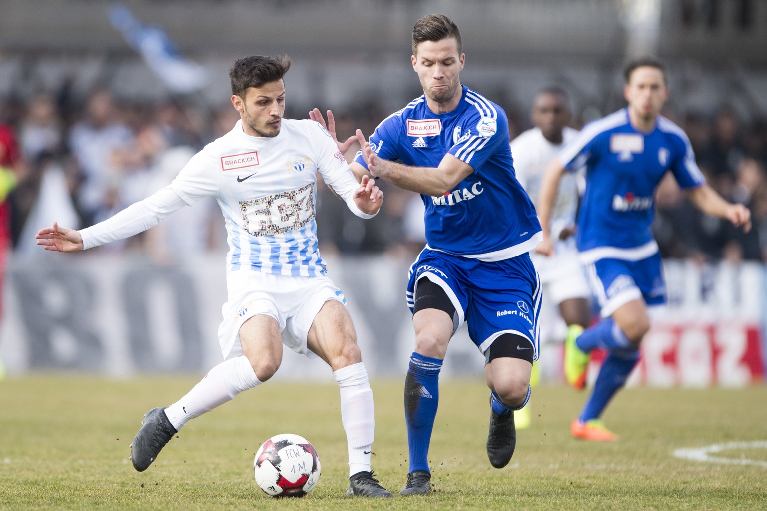 Antonio Marchesano, links, von Zuerich im Spiel gegen Marko Bicvic, mitte, von Wohlen beim Challenge League Meisterschaftsspiel zwischen dem FC Wohlen und dem FC Zuerich vom Sonntag 26. Februar 2017 i ...