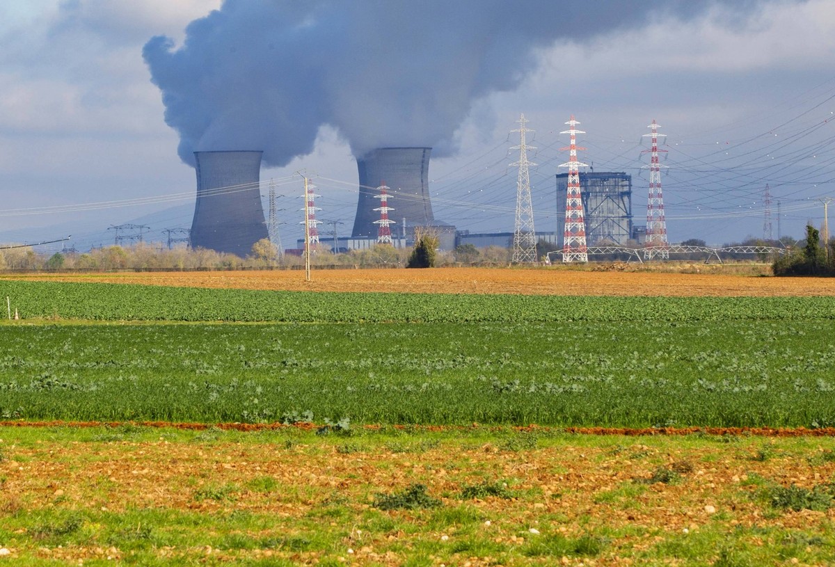 Bugey Nuclear Power Plant - Saint Vulbas The Bugey nuclear power plant in Saint Vulbas has 4 reactors, each rated at 900 MW, and produces the equivalent of 40% of the electricity consumed by the Auver ...